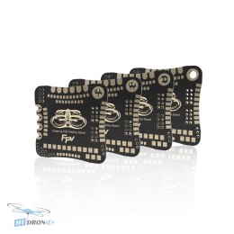 Zbliżenie na SpeedyBee FPV Soldering Practice Board z różnymi punktami lutowniczymi