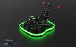 Zielony LED Strip SpeedyBee z BEC – zbliżenie na połączenia i montaż