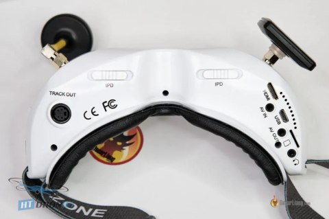 SKYZONE SKY02O White FPV Goggles packaging - box contents