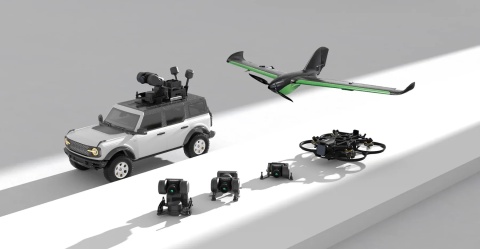 Gimbal FPV zamontowany na podstawie, widok boczny ukazujący zakres ruchu osi stabilizacji.