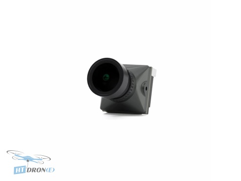 Ujęcie kamery FPV Caddx Ratel PRO z przodu pod kątem, ukazujące detale obudowy i obiektywu.