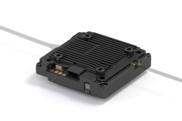 Widok pod kątem – perspektywiczny widok nadajnika pokazujący kompaktową obudowę oraz złącza zasilania.