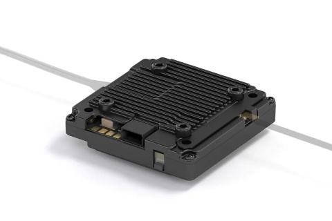 Widok pod kątem – perspektywiczny widok nadajnika pokazujący kompaktową obudowę oraz złącza zasilania.