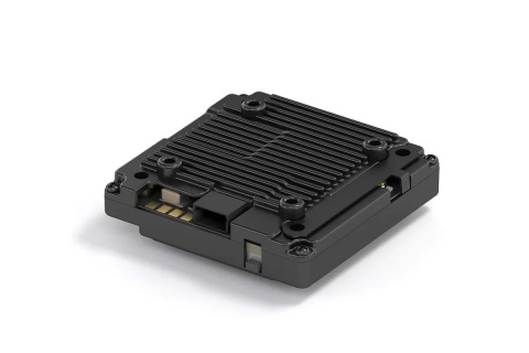 Ujęcie skośne – szczegółowy widok radiatora chłodzenia i rozmieszczenia elementów konstrukcyjnych.