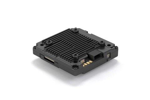 Alternatywny kąt – prezentacja grubości modułu i solidnej konstrukcji obudowy.