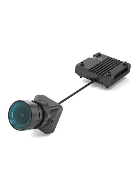 Widok z przodu kamery Caddx Gazer prezentujący duży obiektyw F1.0 przeznaczony do pracy w bardzo słabym oświetleniu.