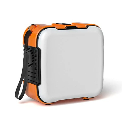 Tył urządzenia z wbudowanym panelem LED, który może służyć jako oświetlenie awaryjne lub kempingowe.