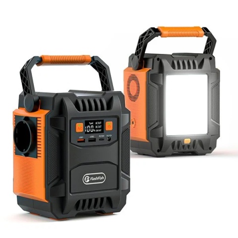 Przedni panel sterowania — gniazdo 230 V AC, USB-A QC 3.0, USB-C PD i wyświetlacz informacyjny.