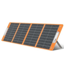 Panel FlashFish TSP100 ustawiony pod kątem na wbudowanych podpórkach, co zwiększa wydajność ładowania z energii słonecznej.