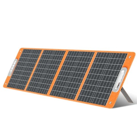 Panel FlashFish TSP100 ustawiony pod kątem na wbudowanych podpórkach, co zwiększa wydajność ładowania z energii słonecznej.