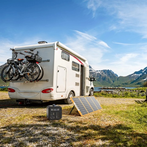 Panel słoneczny FlashFish TSP100 używany w kamperze, idealny do zasilania sprzętu podczas podróży i biwakowania.