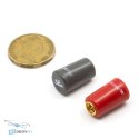 Widok z boku anteny TrueRC STUBBY Singularity SMA RHCP RED do dronów FPV
